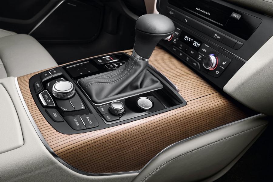 Детали интерьера Audi A6 3.0T S-Line Sedan (4G, C7) 2011 года  (WW) (фото 26 из 115)